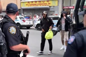 马刺众将抵达纽约入住酒店，纽约警方专门安排警力进行保护！