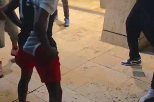 纽约街头一个穿着文班球衣的马刺球迷被围攻！球衣直接被撕烂！
