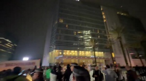 盘外战术是否有效?墨西哥球迷昨夜在酒店外持续鸣笛,对厄瓜多尔赛前进行抗议