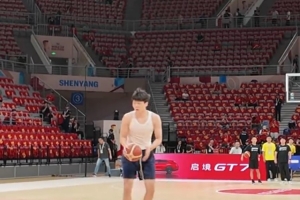 中国男篮迎战日本男篮一役即将开打!杨瀚森赛前展开热身