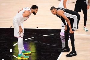NBA赛事分析：马刺逆转尼克斯，比分追平
