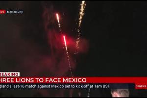 墨西哥球迷深夜在英格兰酒店外燃放烟花，鼓乐喧天制造噪音