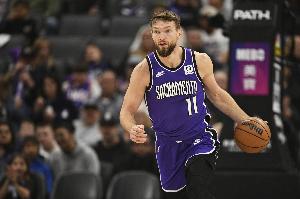 美媒:黄蜂队寻求与萨博尼斯达成交易,双方正商讨细节,国王队要求首轮选秀权