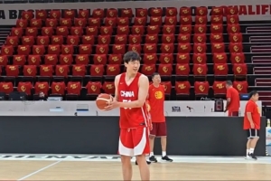 大战前夕轻松一下！杨瀚森踩场训练三分球2投0中，徐昕旁边戏谑调侃