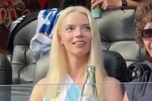 安雅·泰勒-乔伊，美英阿籍女演员，世界杯现场助威，身着阿根廷风服饰