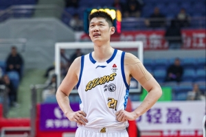 胡金秋16投8中得20分9篮板，其中前场篮板6个