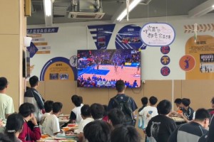 这是传说中的“男生减速带”！谁能拒绝食堂吃午饭看一场NBA呢