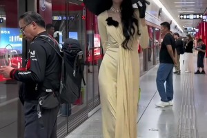 太夸张了！前女篮国手许诺1米96本来就高 还穿高跟鞋+带帽