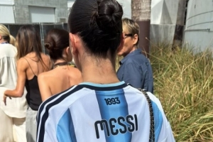 太阳报:贝克汉姆次子携女友观世界杯,女友身着梅西球衣