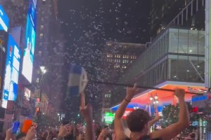 已经仿佛如同夺冠一般！纽约市区 密密麻麻球迷拿扫帚疯狂庆祝