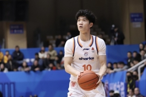 偰李永炜称,我们的球队异常团结,期望明年能再夺冠军