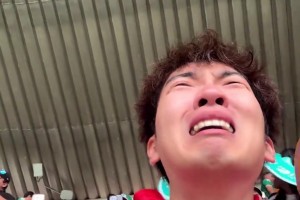 尴