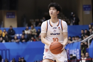 媒体人:若偰李永炜多加锻炼必能提升,身高是其优势,高快灵活才是未来之道