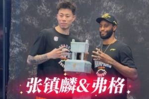 霸气凡尔赛！摄影师捕捉到比1张镇麟弗格悄无声息伸出4根手指
