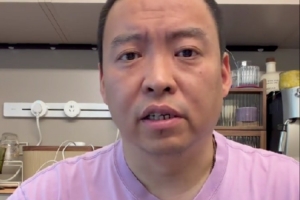 解说:米奇起手失误,不应派文班防守唐斯,应防哈特