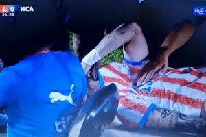 世界杯首战前夕,巴拉圭球员恩西索友谊赛中受伤,捂脸泪流满面
