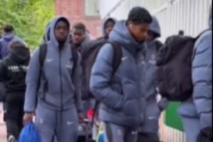 巴黎U17一支队伍的视频在X平台走红:视频中仅有一名白人球员