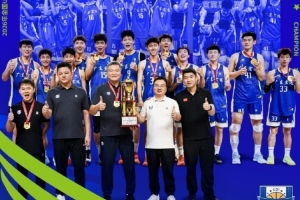 全国U21青年篮球锦标赛男子组成功落幕,广东队夺得冠军奖杯