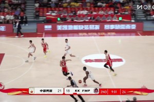望无大碍！徐昕被对手撞倒在地 缓了缓后被换下场休息