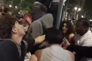 这真的很哥谭！纽约球迷破坏路灯，上前劝阻的人反被群殴！