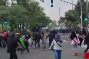 墨西哥城体育场外发生骚乱，抗议者与防暴骑警发生冲突