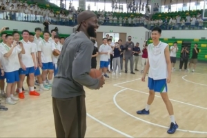 谁能坚持？杰伦·布朗中国行单挑被判犯规引热议 布朗笑称是SGA