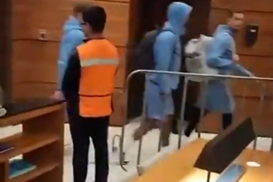 英格兰魔鬼主场，抵达墨西哥酒店，遭遇数百球迷嘘声