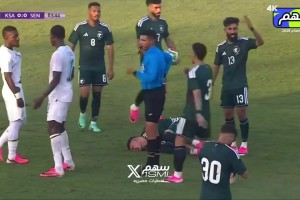 啊？替补上场的杰克逊在84分钟连吃两张黄牌被罚下…