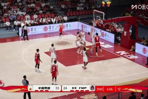 坚决往里凿！王俊杰接球强吃对手 虚晃一枪后打板抛进！