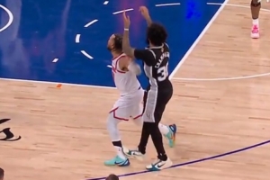 周琦评布伦森“垫脚”：判罚升级为恶意犯规，这球太假