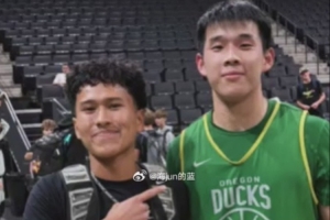 俄勒冈夏训林葳与粉丝合影！媒体人质疑：无出场机会和球权，为何去北卡？
