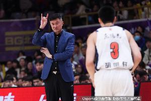 解说:杜锋身兼多职,权力欲望强烈,常影响训练完整性