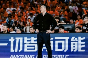 卢伟与上海队展示，赢得CBA不仅限于“搓澡”手段